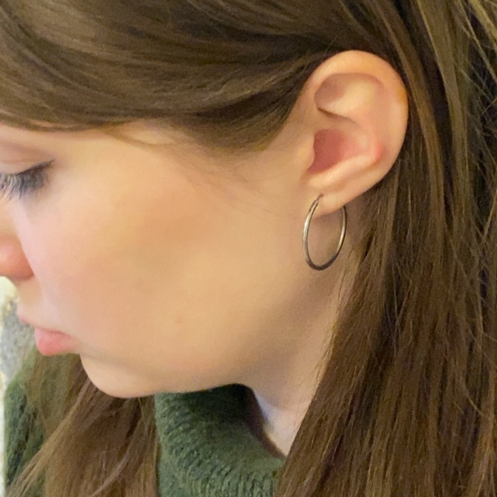STAINLESS STEEL ROUND MINIMALIST HOOP EARRING - Picture 4 of 8
